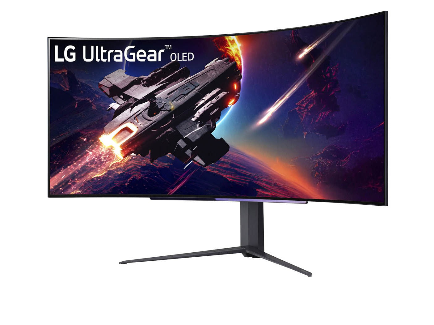 LG 45GR95QE UltraGear OLED monitor előlnézetben enyhén balra fordítva, talpon, a kijelzőn egy bolygót elhagyó űrhajóval.