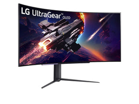 LG 45GR95QE UltraGear OLED monitor előlnézetben enyhén jobbra fordítva, talpon, a kijelzőn egy bolygót elhagyó űrhajó.