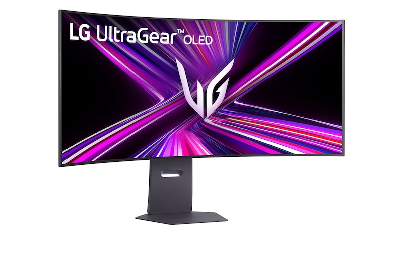 LG 45GX950A-B monitor előlnézetben talpon, enyhén jobbra fordítva. A képernyőn lg ultragear oled logó és rózsaszín lilás absztrakt ábra.