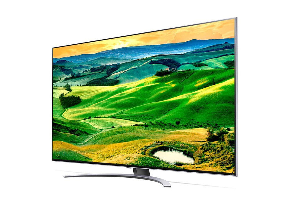 LG 50QNED823QB 4K MiniLED Gaming TV előlnézetben enyhén balra fordítva, talpon. A kijelzőn zöld dombos tájkép.