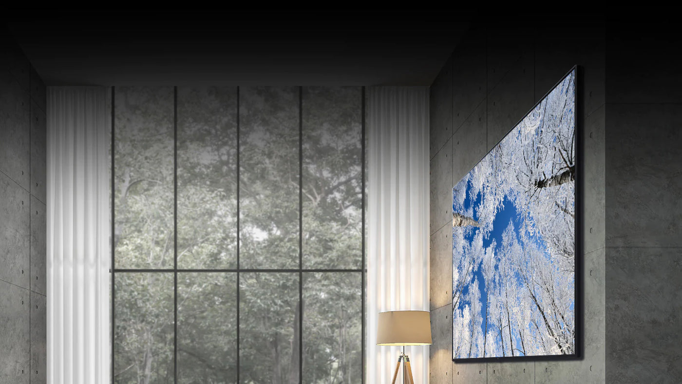 LG 50UQ7500 letisztult formatervezésű smart TV falra rögzítve egy fényes helyiségben.