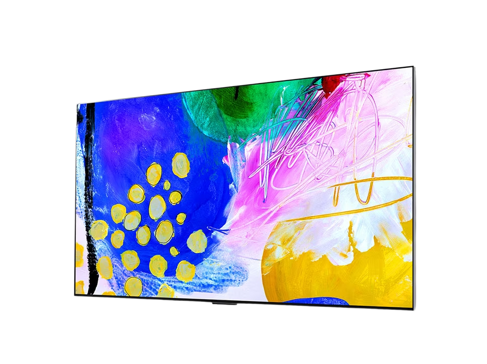 LG 55G2 OLED evo televízió előlnézetben enyhén balra fordítva, a kijelzőn színes festmény.