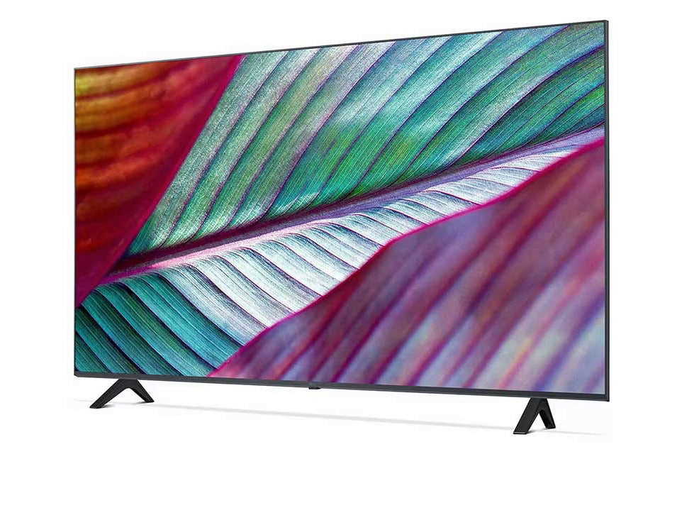 LG 55UR7800 4K Smart TV előlnézetben talpon, enyhén balra fordítva. A kijelzőn lilás zöld növényi levél.