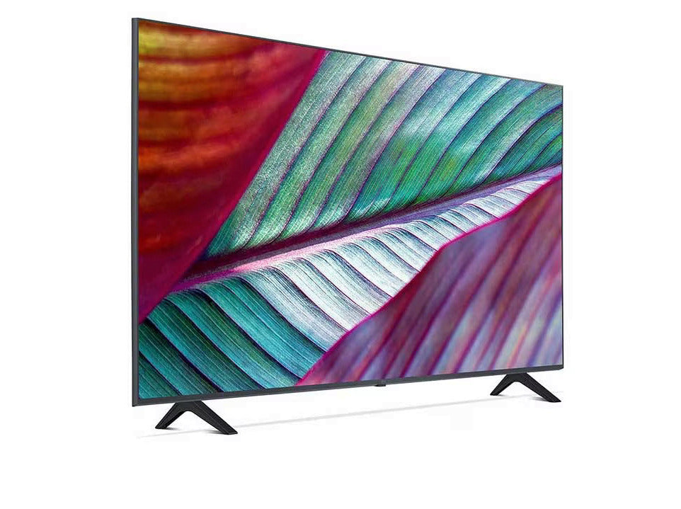 LG 55UR7800 4K Smart TV előlnézetben talpon, jobbra fordítva. A kijelzőn lilás zöld növényi levél és LG UHD Ai ThinQ logó..