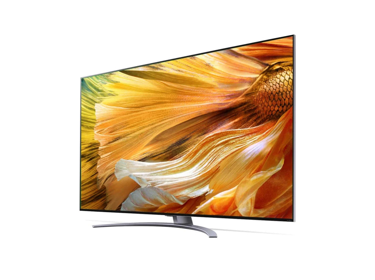 LG 65QNED913PA 4K MiniLED Gaming TV előlnézetben enyhén balra fordítva, talpon. A kijelzőn sárgás árnyalatok keverednek.