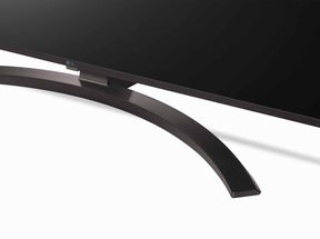 LG 65UP8100 4K Smart TV talpra közelítve.