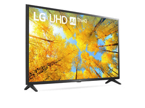 LG 65UQ7500 4K Smart TV előlnézetben enyhén jobbra fordítva, talpon. A kijelzőn őszies sárga levelű fák és lg uhd thinq ai logó.