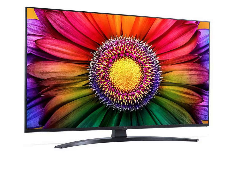 LG 65UR8100 4K Smart TV előlnézetben talpon, enyhén jobbra fordítva. A kjielzőn élénk színes virág.