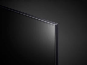 LG 75QNED7S3QA 4K Smart TV vékony jobb felső kávára közelítve.