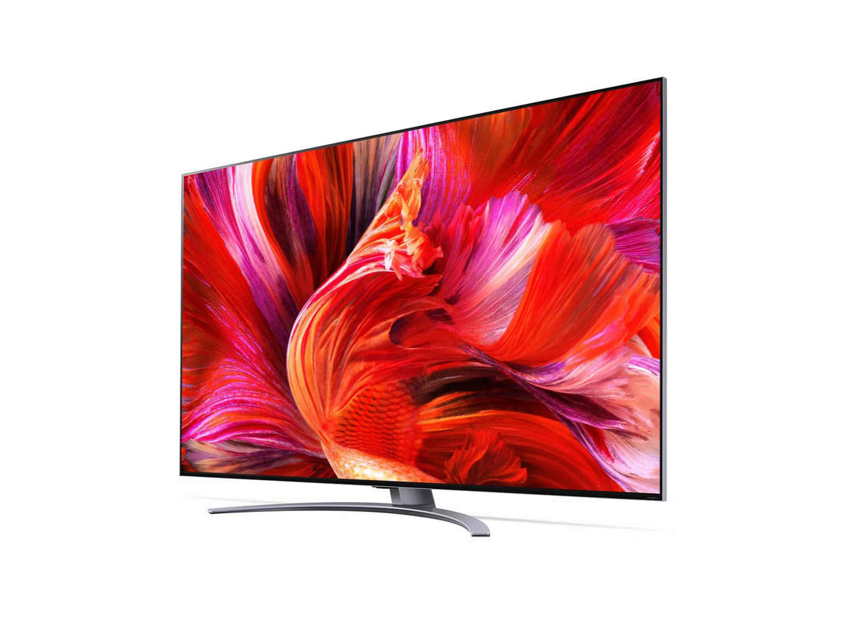 LG 75QNED963PA 8K MiniLED Gaming TV előlnézetben enyhén balra fordítva, talpon. A kijelzőn sárgás piros árnyalatok keverednek.