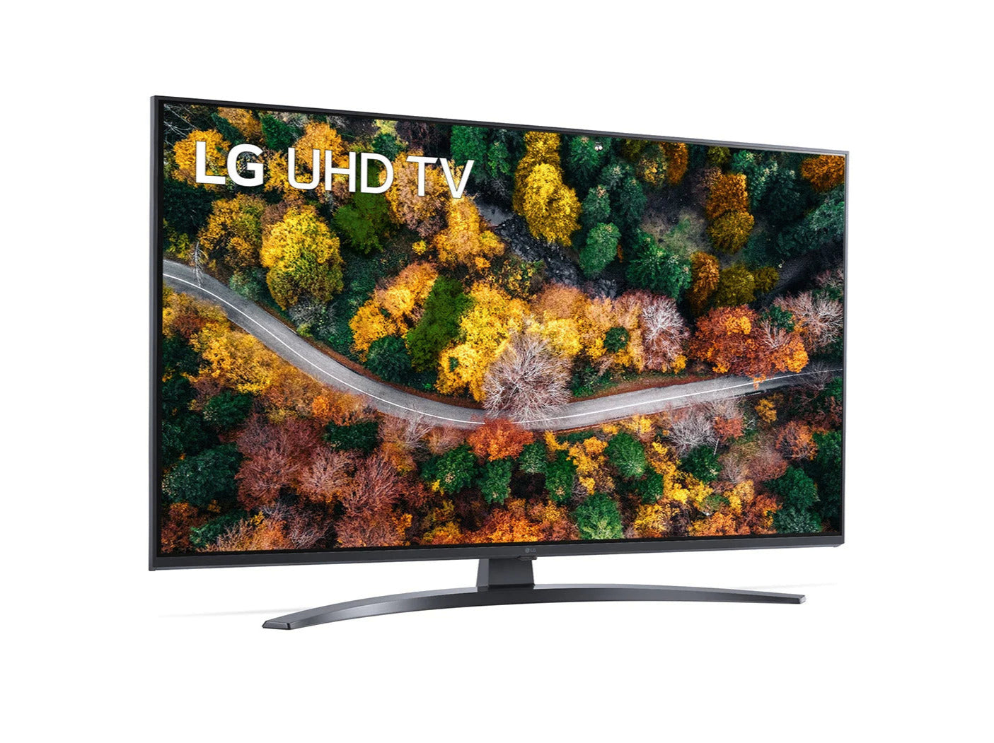 LG 75UP7800 4K Smart TV előlnézetben enyhén jobbra fordítva, talpon. A kijelzőn őszi erdőn át haladó út és lg uhd tv logó.