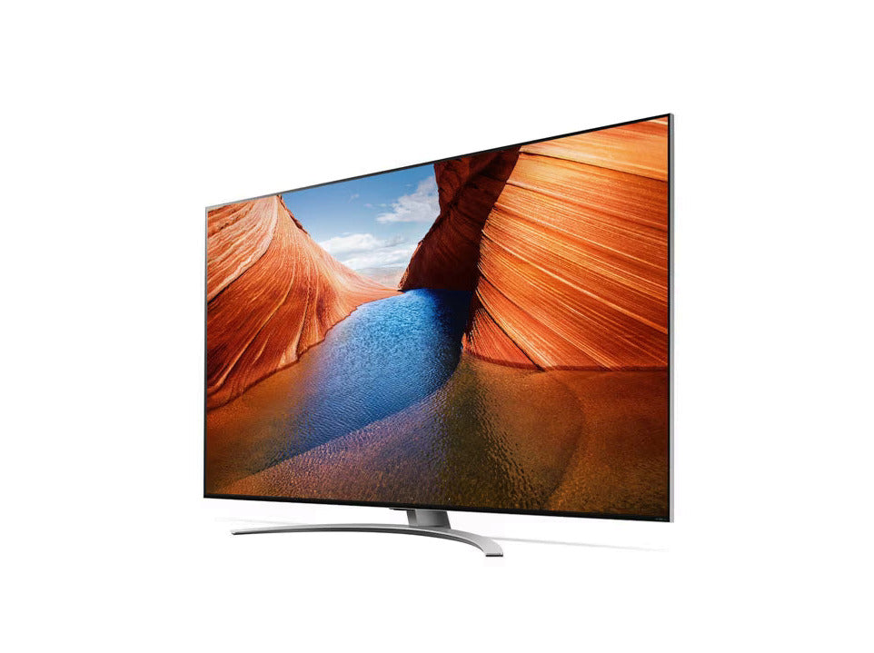 LG 86QNED993QB 8K MiniLED Gaming TV előlnézetben enyhén balra fordítva, talpon. A kijelzőn sivatagi sziklák és víz..