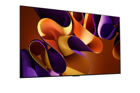 LG 97G4 OLED Televízió előlnézetben enyhén jobbra fordítva. A kijelzőn lilás sárga absztakrt ábra.