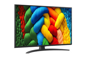 LG 55NANO81A televízió előlnézetben talpon, enyhén jobbra fordítva. A kijelzőn színes fonott kötelek és lg nanocell ai logó.