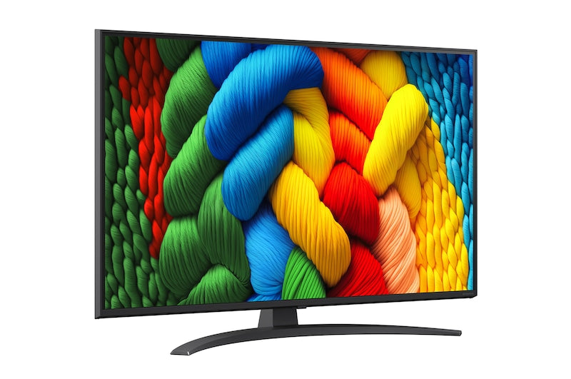 LG 55NANO81A televízió előlnézetben talpon, enyhén jobbra fordítva. A kijelzőn színes fonott kötelek és lg nanocell ai logó.