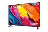 LG 50QNED70A Televízió előlnézetben talpon, enyhén balra fordítva. A kijelzőn színes festék nyomok és qned ai logó.