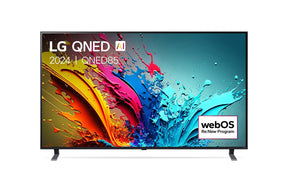 LG QNED85T3A televízió előlnézetben talpon, enyhén balra fordítva. A kijelzőn sárgás kék festék fröccsenés lg qned ai és webos renew logóval.