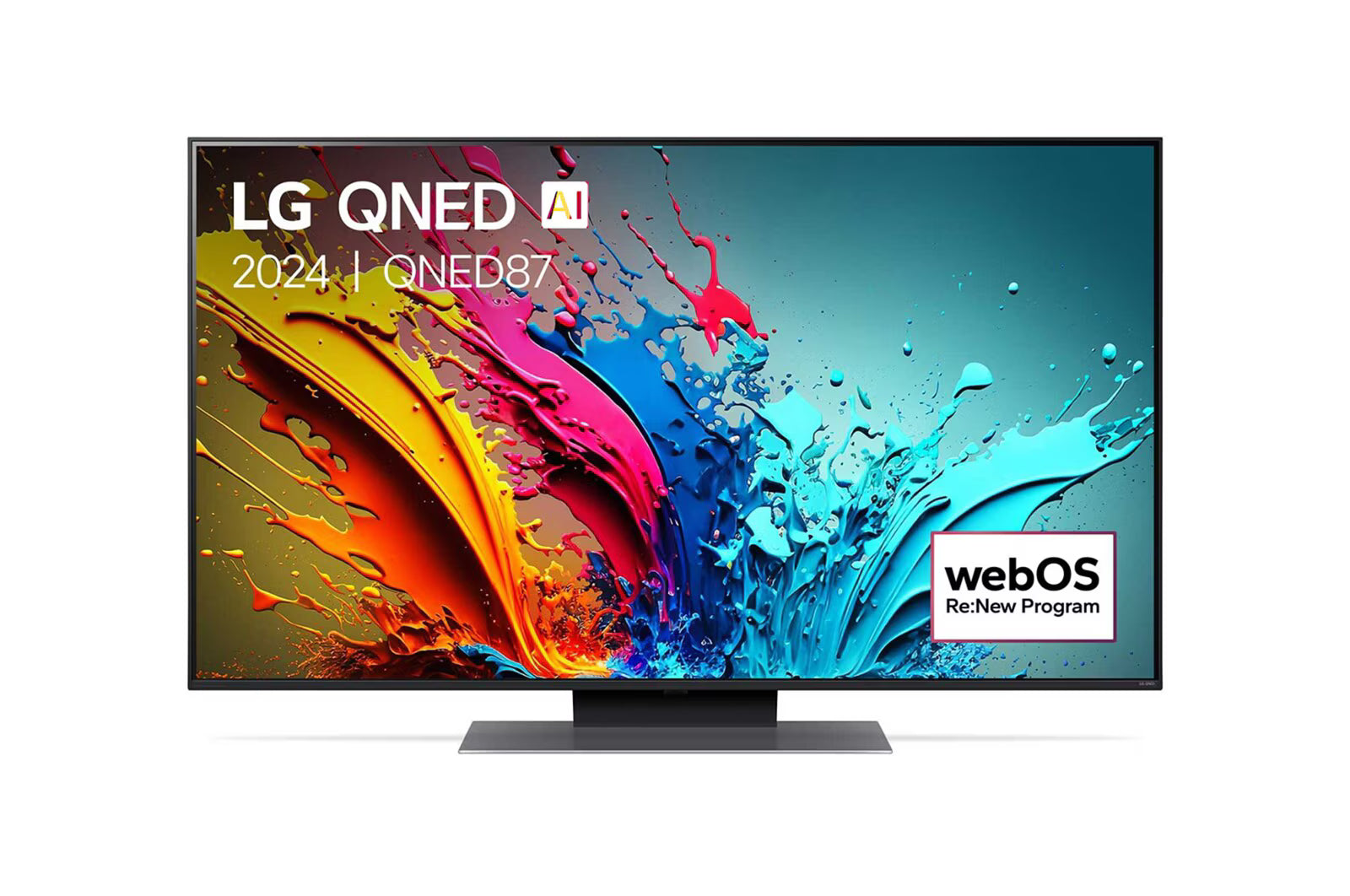 LG QNED87T3B televízió előlnézetben talpon, enyhén balra fordítva. A kijelzőn sárgás kék festék fröccsenés lg qned ai és webos renew logóval.