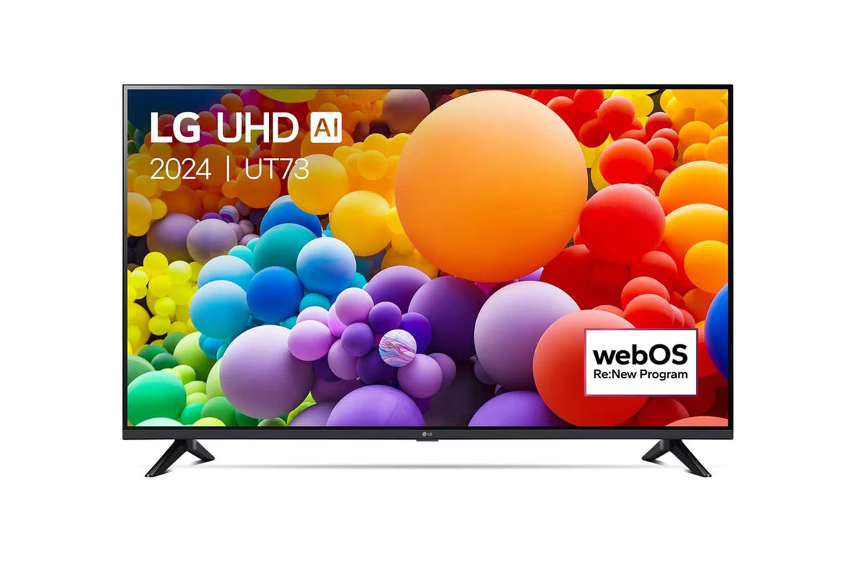 LG 43UT73003LA Smart televízió előlnézetben talpon. A képernyőn élénk színes gömbök, webos és lg logók.