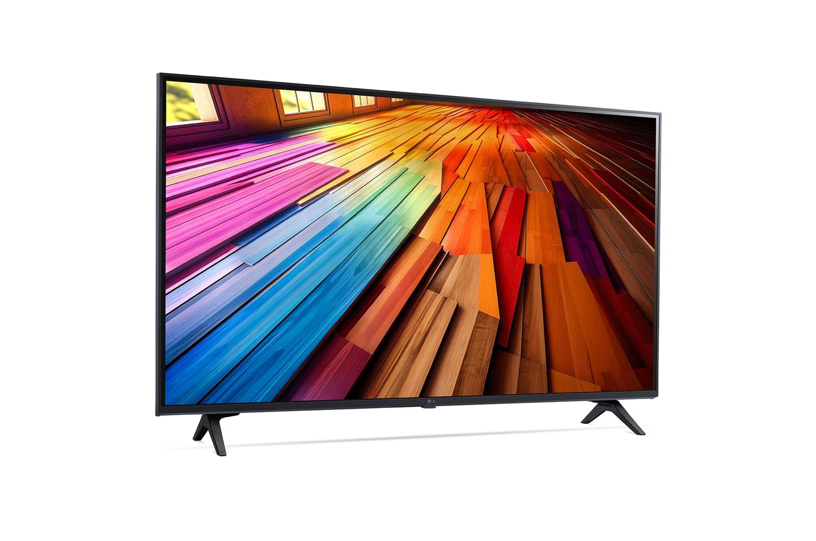 LG 55UT8000 Smart televízió előlnézetben talpon, enyhén jobbra fordítva. A képernyőn színes padlólapok és ablakok.