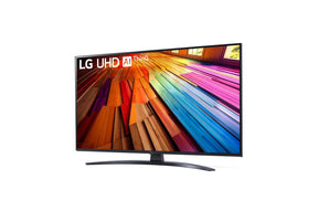 LG 43UT8100 Smart televízió előlnézetben talpon, enyhén balra fordítva. A képernyőn színes padlólapok.